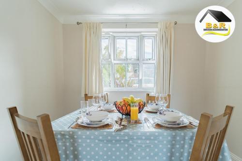 Javelin House- B and R Serviced Accommodation Amesbury, 3 Bed Detached House with Free Parking, Super Fast Wi-Fi and 4K Smart TV