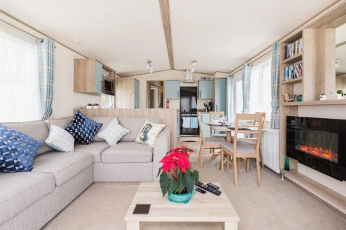 Paws Lodge, South Cerney, Gloucestershire
