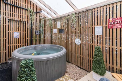 Market Street Luxury Retreat Apartment with Hot Tub & Games Room, Nottingham, Nottinghamshire