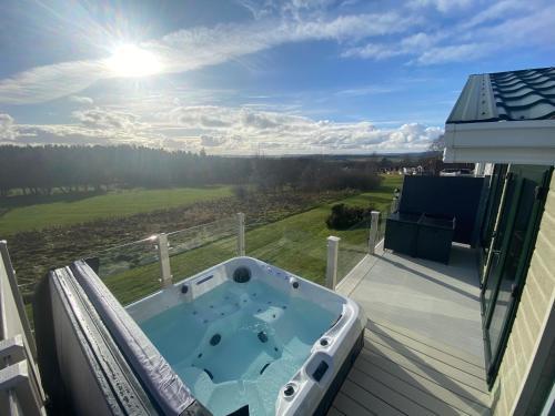 Hot Tub Lodge with Panoramic Views & Free Golf, Swarland, Northumberland