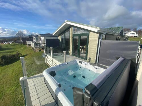 Hot Tub Lodge with Panoramic Views & Free Golf