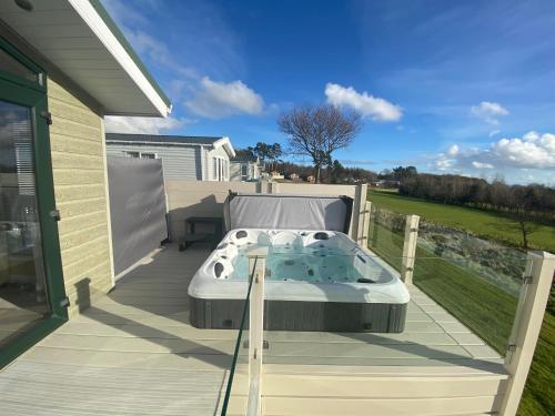 Hot Tub Lodge with Panoramic Views & Free Golf