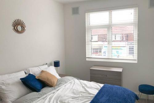 Contractors Welcome! 2 bedroom, parking, kitchen - ONLY 12min to city by Miasto Property Services, Didsbury, Greater Manchester