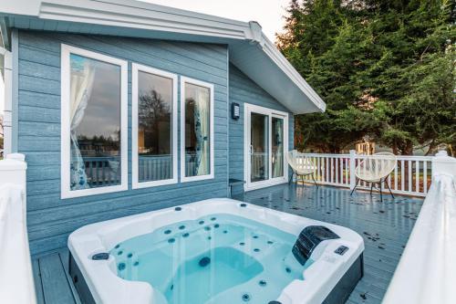 The Haven Lodge with Hot Tub, Barmby on the Moor, East Riding of Yorkshire