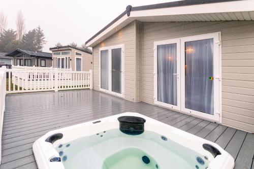 Hemingway Lodge with Hot Tub