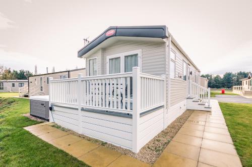 Yorkshire Lodge with Hot Tub, Barmby on the Moor, East Riding of Yorkshire