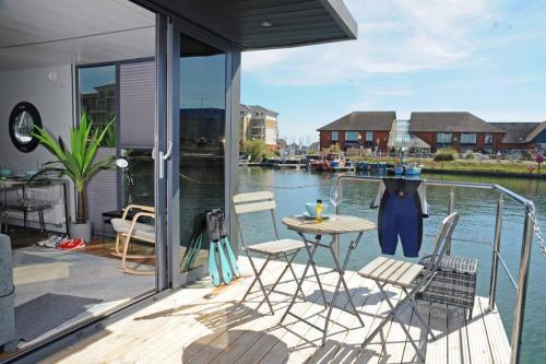 Modern Floating Apartment 2 Miles South of Cowes