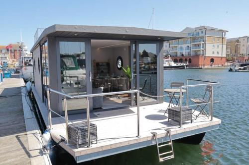 Modern Floating Apartment 2 Miles South of Cowes