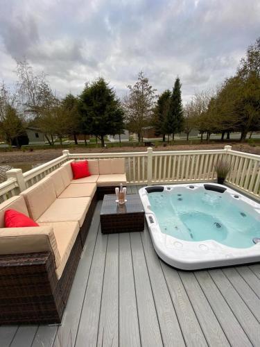 Lakeshore Lodge with Hot Tub, Barmby on the Moor, East Riding of Yorkshire