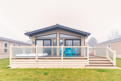 Alder Lodge with Hot Tub, Barmby on the Moor, East Riding of Yorkshire