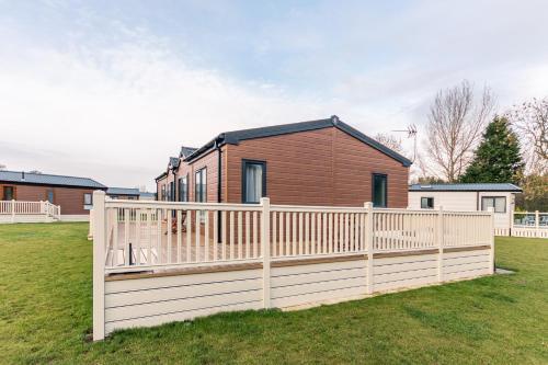 Pine Lodge With Hot Tub, Barmby on the Moor, East Riding of Yorkshire