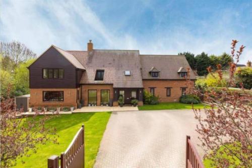 Luxury Spacious House (Sleeps 15) with Large Garden, Trampoline, Pool Table & Gym - Perfect for Contractors and Large Groups by Yoko Property, Shenley Church End, Buckinghamshire
