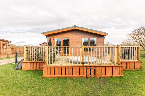 Lilac Lodge With Hot Tub, Amotherby, North Yorkshire