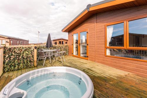 Lilac Lodge With Hot Tub