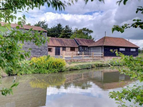Rustic Holiday Home in Hailsham Kent with Duck Pond