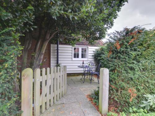 Cozy Holiday Home in Maidstone Kent with Lawns