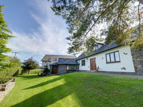 Charming Holiday Home in Caersws with Garden