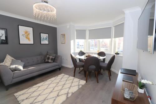 Dunfermline - Luxury Two Bedroom Apartment - TP, Halbeath, Fife