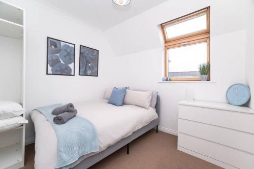 Dwell Living - New 5 Bed, Sleep 12, Parking, Close to City Centre