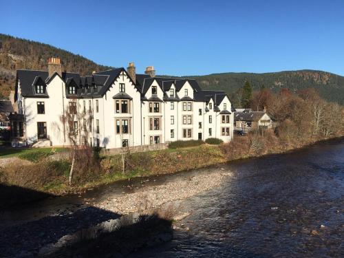 Lovely 2 bedroom apt in Ballater on the River Dee