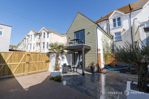 The Beach House - Luxurious Southbourne Sea Front 1Bedroom with Parking
