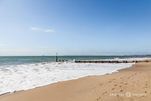The Beach House - Luxurious Southbourne Sea Front 1Bedroom with Parking