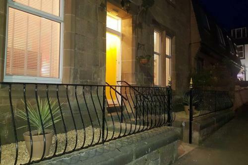 Town Centre Ground Floor Apartment Private Entrance,En-suite Bathroom, Helensburgh, Argyll and Bute