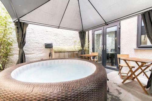 Luxury Hot Tub Apartment + 3 Double Bedrooms and Pool Table, Nottingham, Nottinghamshire