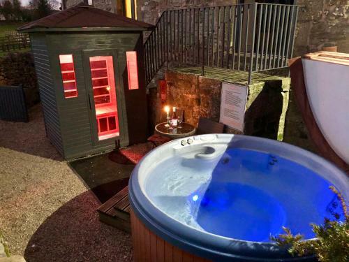 Romantic Cottage private outdoor Hot Tub & Sauna, Stanton in Peak, Derbyshire