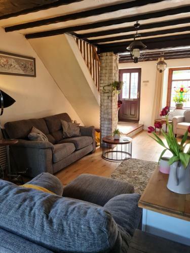 Old Road Cottage. Walking, MTB, Pet Friendly, Neath, Neath Port Talbot