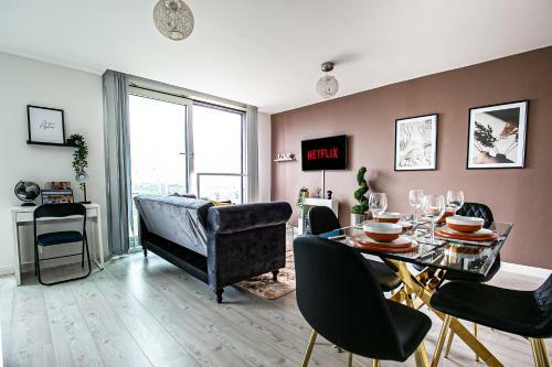 Luxury Hub Apartment with Balcony, Smart TV and Free Parking by Yoko Property, Milton Keynes, Buckinghamshire