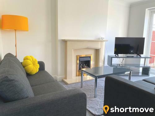 SHORTMOVE - Contractors, 3 bed, Kitchen, Wifi, Garden