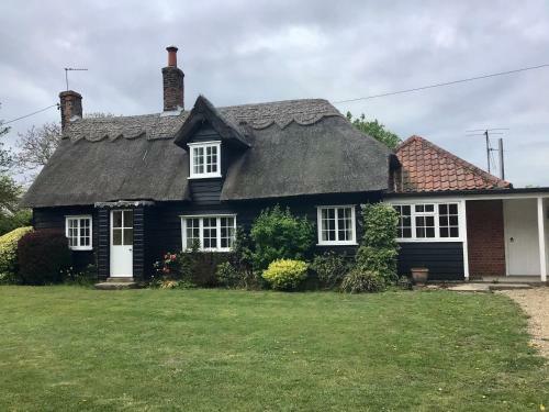 Thatched Cottage 3-Bed Cottage in a rural setting