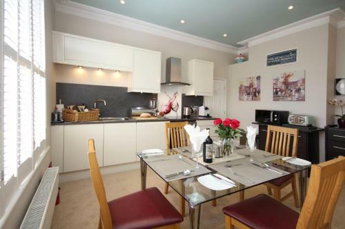 Beds by the Beach A Fabulous Luxury Apartment, Southbourne, Dorset