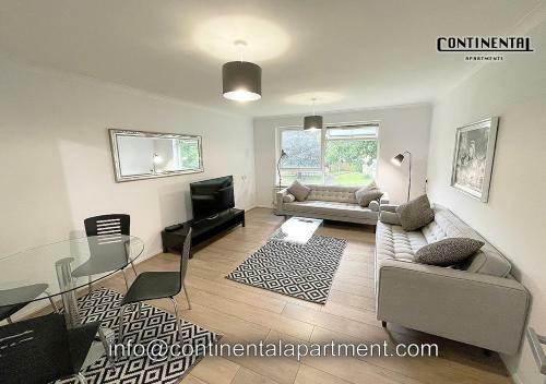 Continental Apartments Farnborough with FREE Netflix, Parking and Wi-Fi, Farnborough, Hampshire