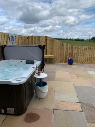 Thistle Pod - Glamping Pod with Hot Tub, Galston, East Ayrshire