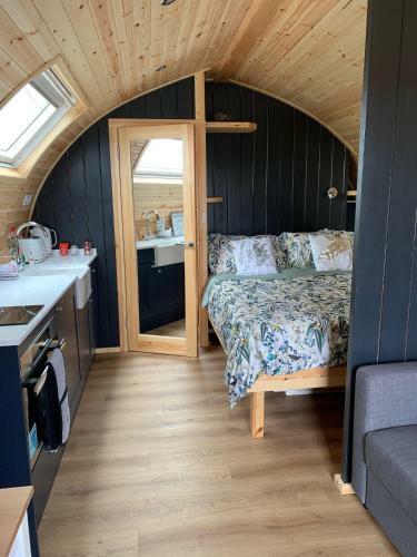 Thistle Pod - Glamping Pod with Hot Tub