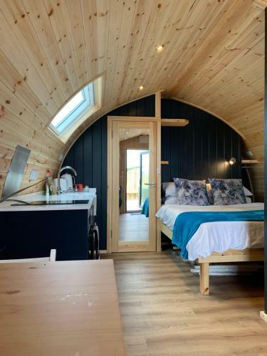 Thistle Pod - Glamping Pod with Hot Tub