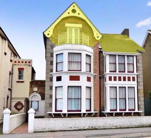 Flat, amazing balcony sea view, bike store, with sun deck, Margate, Kent