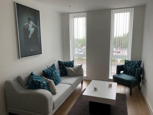 Bracknell - Spectacular 2 bedroom Flat with Stunning Views