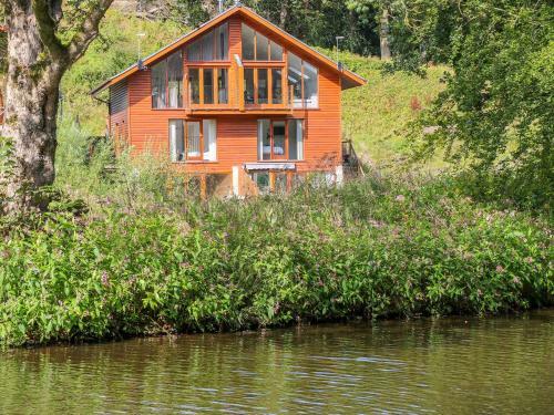 4 Waterside Lodges