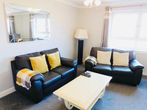 Beautiful 3 Bedroom Apt, mins from Glasgow Airport, M8 & SEC