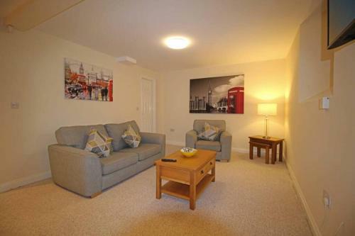 Sillars Getaways - Modern Two Bedroom Apartment - Central Darlington, Darlington, Durham