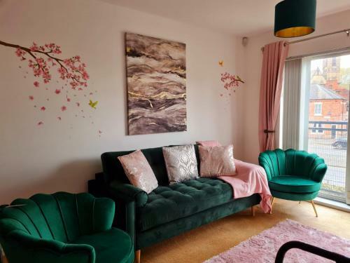 Emerald Blossom-Central Warrington, Luxurious Yet Homely, WiFi, Secure Parking, Warrington, Cheshire