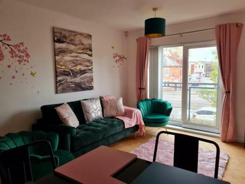 Emerald Blossom-Central Warrington, Luxurious Yet Homely, WiFi, Secure Parking