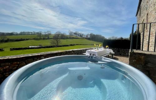 Priesthill at Harthill Hall own Hot Tub 8am-10pm, private use of indoor pool and sauna 1 hour per day, Stanton in Peak, Derbyshire