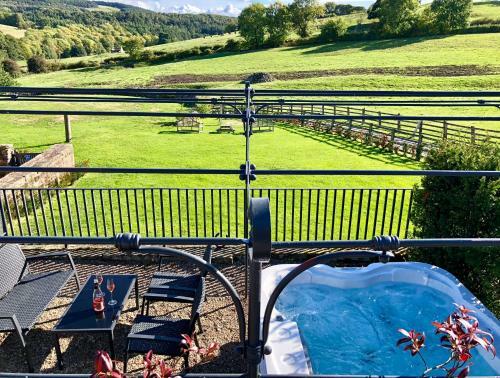 Cosy 2 bedroom apartment, terrace with Hot Tub 8am - 10pm plus private daily use of indoor pool and sauna 1 hour, Stanton in Peak, Derbyshire