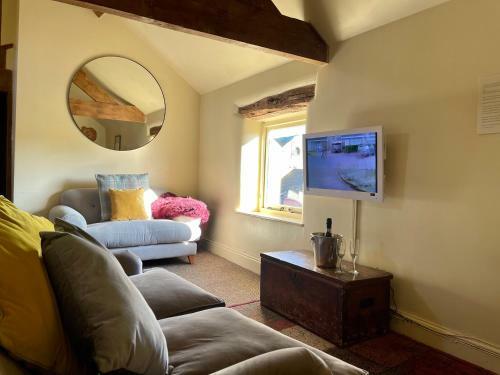 Cosy 2 bedroom apartment, terrace with Hot Tub 8am - 10pm plus private daily use of indoor pool and sauna 1 hour