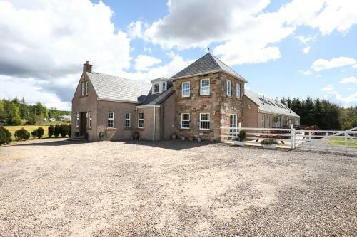 ALTIDO Greenknowes Farmhouse Retreat 7 Bed With Hot Tub and Bar, Kelty, Fife