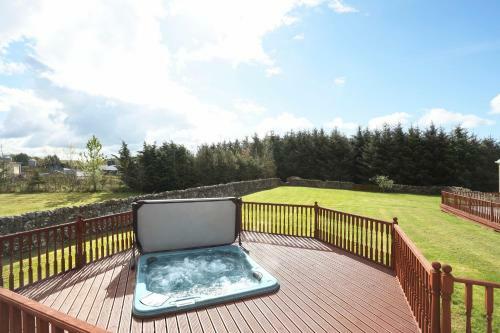 ALTIDO Greenknowes Farmhouse Retreat 7 Bed With Hot Tub and Bar